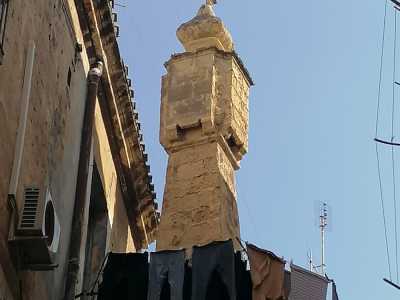 Baciato dalla luce del sole, che accentua la tonalit� calda della pietra, si mostra nella sua particolare eleganza, che contrasta con la linearit� degli edifici circostanti
